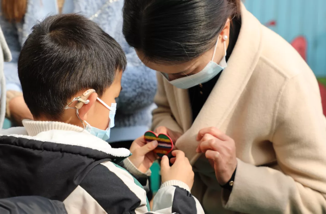 貴陽西南國際商貿(mào)城暖冬捐贈公益行，叩響聾兒無聲世界