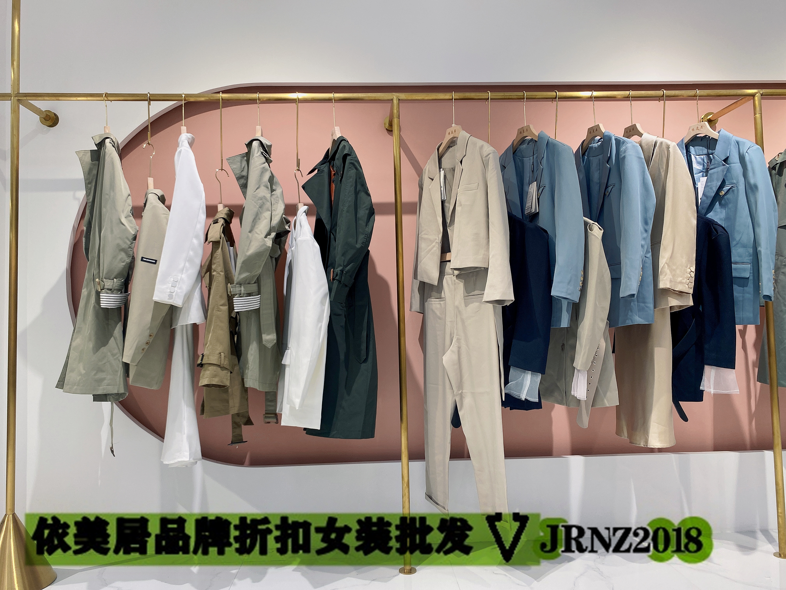 女裝實(shí)體店如何尋找合適的服裝尾貨批發(fā)市場(chǎng)進(jìn)貨？