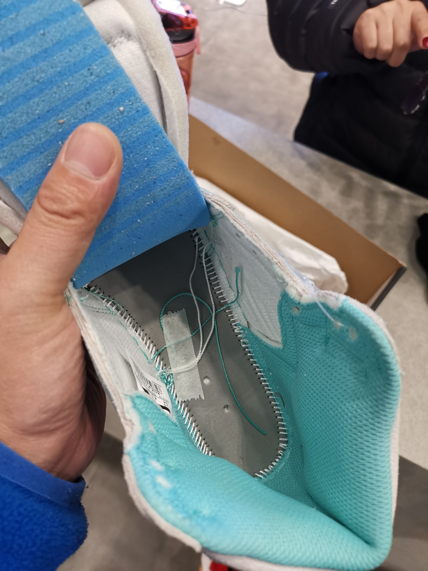 假貨當(dāng)成正品買、和執(zhí)法人員躲貓貓，這家adidas nike折扣店什么打了“折扣”?