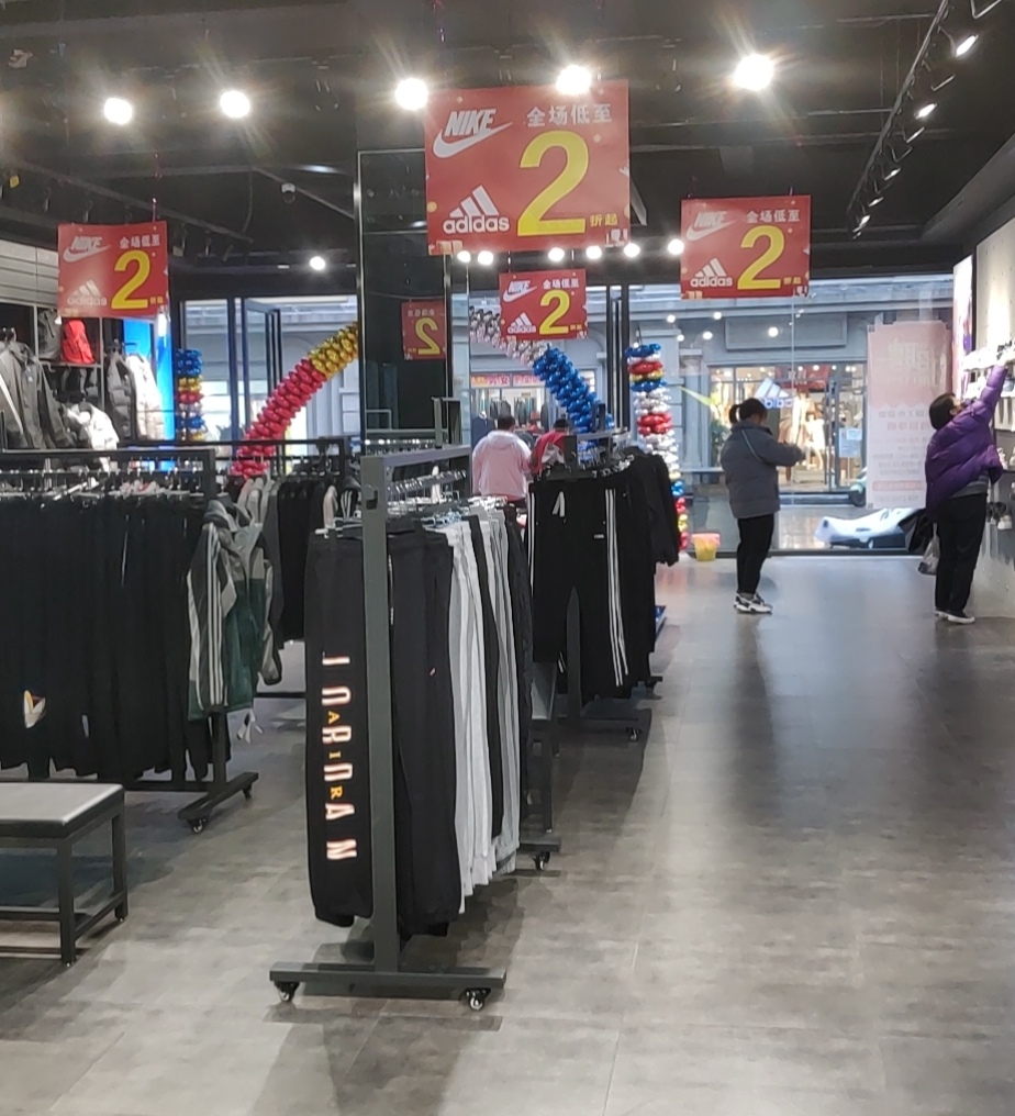 假貨當(dāng)成正品買、和執(zhí)法人員躲貓貓，這家adidas nike折扣店什么打了“折扣”?