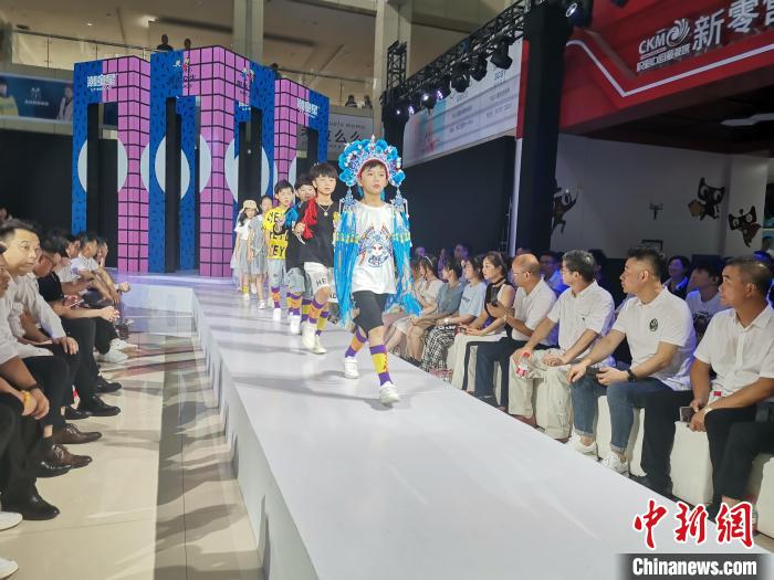 探訪中國最大童裝生產(chǎn)基地織里:小童裝織就共富路