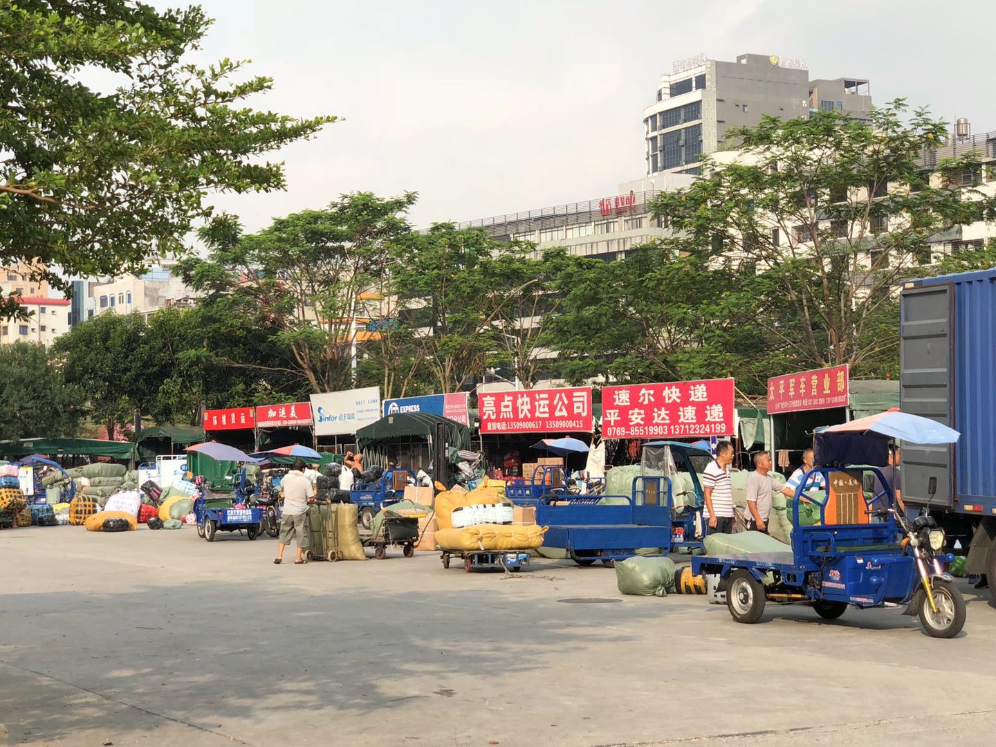東莞：虎門最大的服裝批發(fā)市場，富民時裝城，銷往世界各地