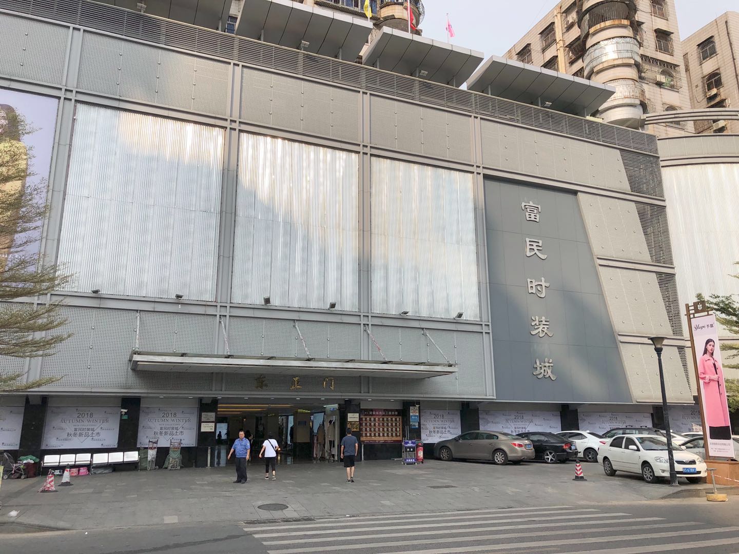 東莞：虎門最大的服裝批發(fā)市場，富民時裝城，銷往世界各地