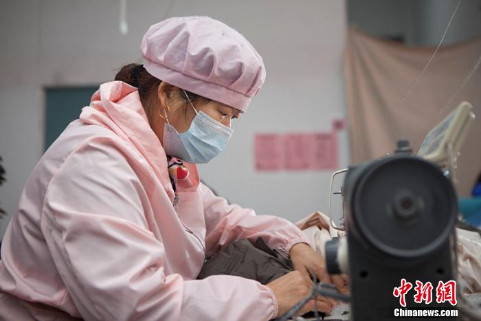 嘉興平湖:拼多多上高性價比羽絨服 每年生產(chǎn)服裝3億件