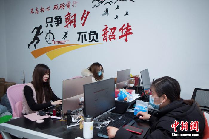 嘉興平湖:拼多多上高性價比羽絨服 每年生產(chǎn)服裝3億件