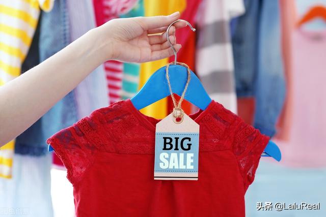 開一個(gè)服裝店得多少錢（開服裝店利潤多少合適）