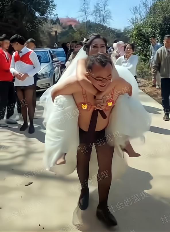云南：我到底做錯(cuò)了什么，新郎被迫赤膊穿黑絲，背著新娘苦笑連連