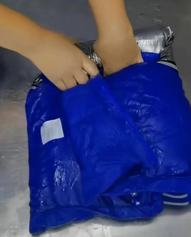 羽絨服可以用洗衣機洗嗎（羽絨服能用全自動洗衣機洗嗎）