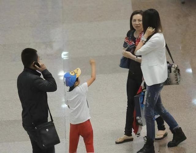 白外套搭配什么顏色的內搭和褲子男（白色外套搭配什么顏色褲子）