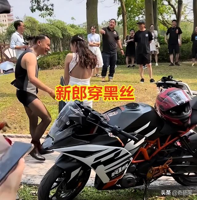 男子穿著黑絲騎機車迎娶新娘，大長腿令人矚目，路人眼睛都看直了