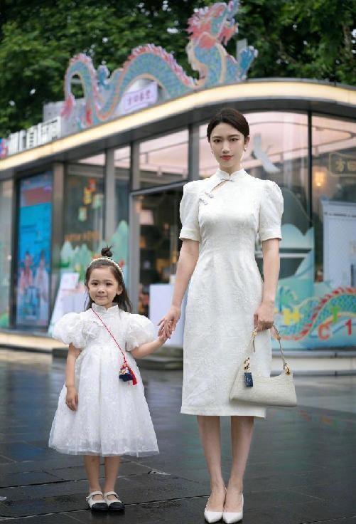 什么的裙子填合適的詞一年級(jí)（什么的裙子填合適的詞語）
