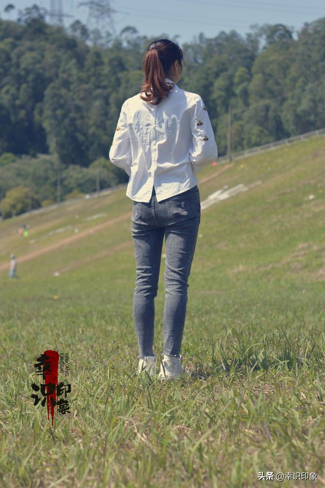 緊身牛仔褲美女（人像攝影：身材超好的成熟美女緊身牛仔褲戶外寫真，甜美系列）