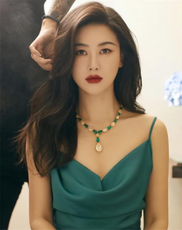 長(zhǎng)筒襪美女（名媛朱珠拍時(shí)尚寫(xiě)真大片，長(zhǎng)筒襪秀出迷人漫畫(huà)腿，當(dāng)媽后更有韻味）