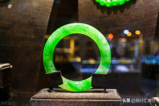 翡翠貨源地（翡翠工廠(chǎng)一手貨源批發(fā)）