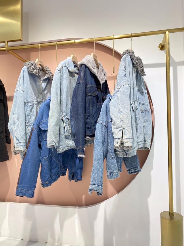 初次開(kāi)服裝店怎么拿貨的視頻（初次開(kāi)服裝店怎么拿貨的文案）