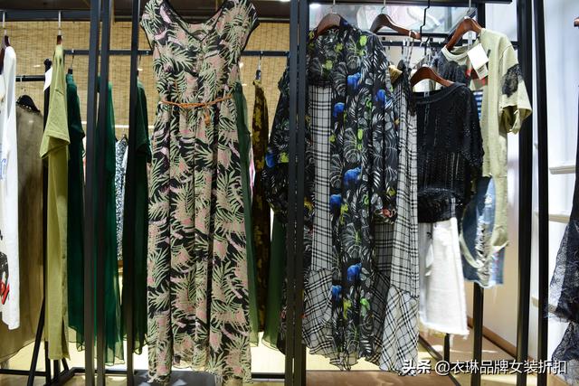 女裝品牌折扣店進貨渠道？女裝品牌折扣店進貨渠道,品牌女裝尾貨從哪兒進貨批發(fā)？