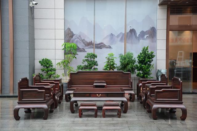 廣東紅木家具廠家批發(fā)在哪里，廣東紅木家具廠家批發(fā)在哪里進(jìn)貨？