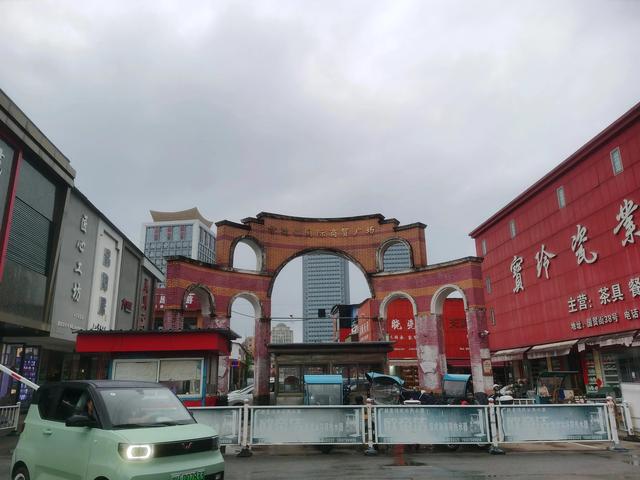 景德鎮(zhèn)陶瓷批發(fā)大市場(chǎng)在哪里，景德鎮(zhèn)陶瓷批發(fā)大市場(chǎng)在哪里_？