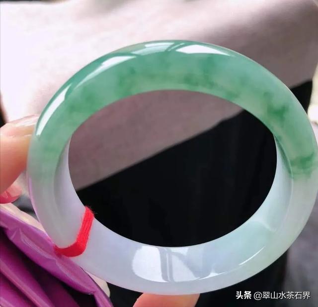 翡翠手鐲批發(fā)價(jià)，翡翠手鐲批發(fā)價(jià)和零售價(jià)差多少？