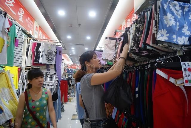 兒童品牌折扣店的貨源都在哪里進(jìn)貨，兒童品牌折扣店代理貨源怎么找