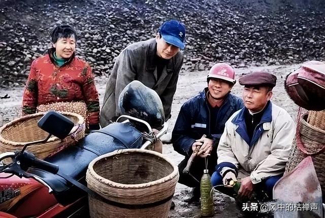 村民靠撿石頭致富，買車買房不是夢，最貴的石頭價值超百萬？