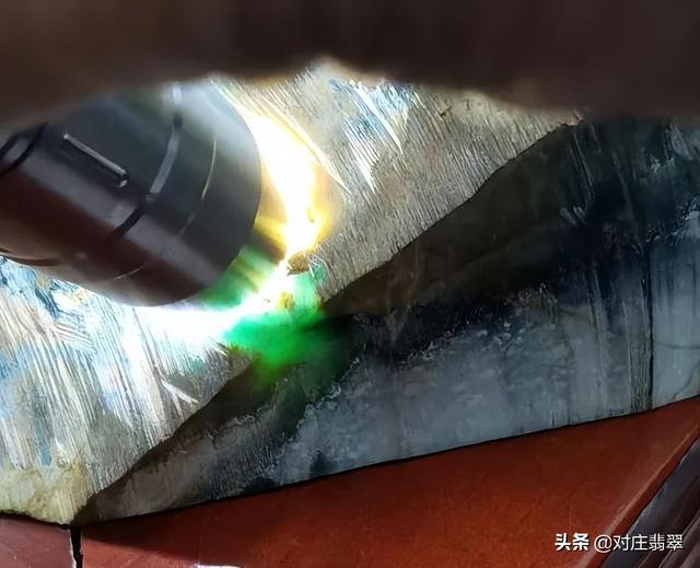 批發(fā)翡翠原石市場(chǎng)在哪，批發(fā)翡翠原石市場(chǎng)在哪里？