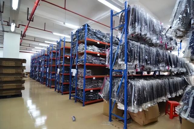 庫存服裝批發(fā)市場，服裝庫存廠家哪里有？