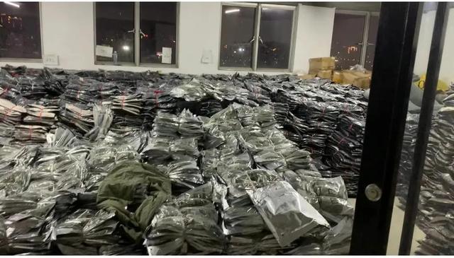 庫存服裝批發(fā)哪里有貨源，庫存服裝批發(fā)哪里有貨源的？