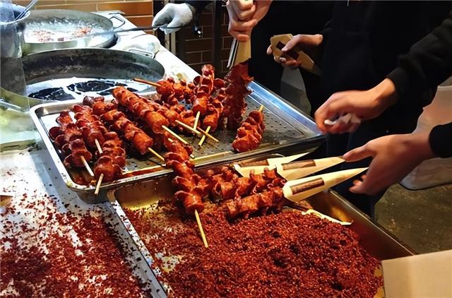 街邊的淀粉腸在哪買，擺地?cái)偟哪c粉哪里有的批發(fā)？