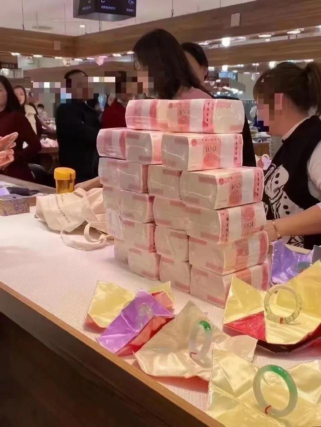 翡翠手鐲批發(fā)市場(chǎng)在哪里，平洲翡翠手鐲批發(fā)市場(chǎng)在哪里？