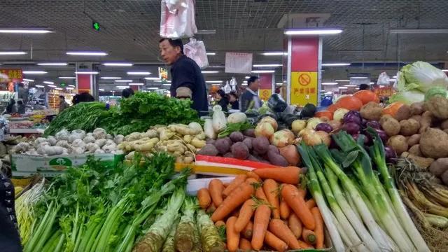 市場賣青菜一天賺多少錢，批發(fā)青菜賺錢嗎？