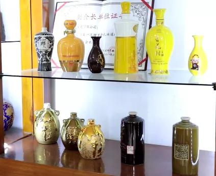 陶瓷酒壇批發(fā)廠家，陶瓷酒壇批發(fā)廠家直銷(xiāo)？