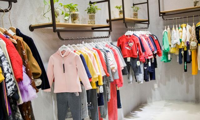 服裝廠家直接拿貨在哪里找，服裝廠家直接拿貨在哪里找貨源？