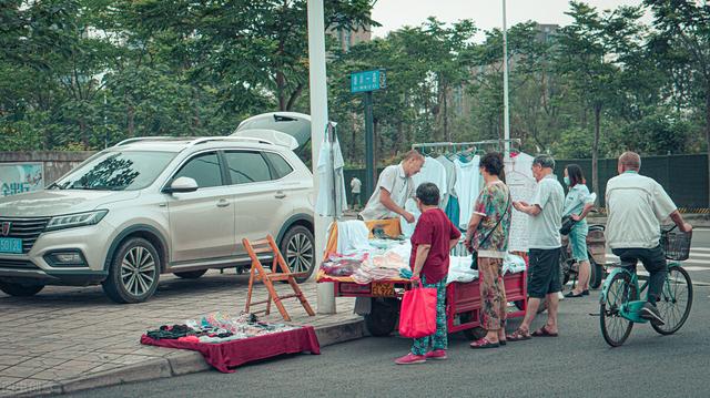 地?cái)偨?jīng)濟(jì)的好處作文，關(guān)于地?cái)偨?jīng)濟(jì)的看法作文800字？