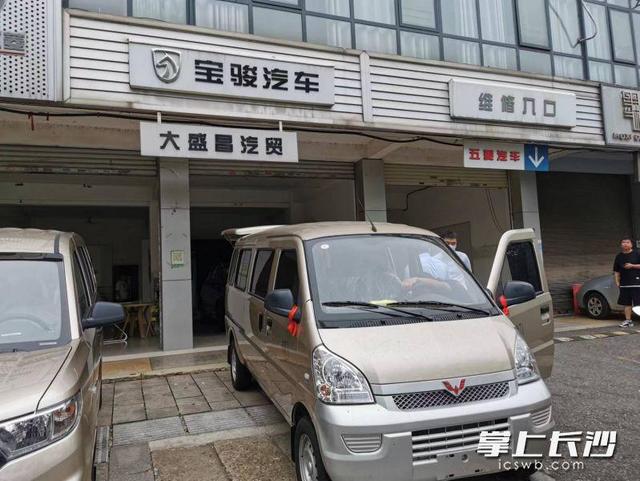 1萬以下庫存面包車新車二手大面包9座多少錢，1萬左右二手9座面包車？