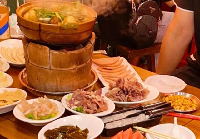 里邊做地攤火鍋，地攤火鍋食材？
