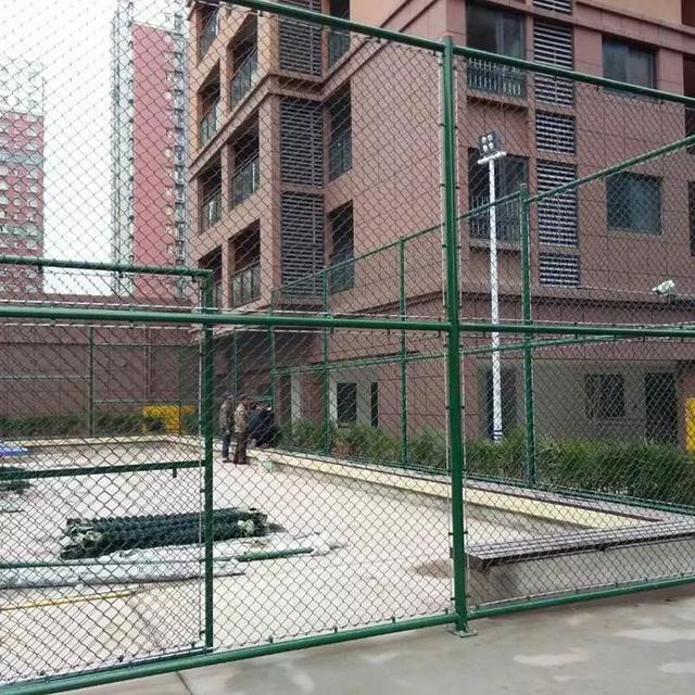 籃球場圍欄生產(chǎn)廠家，籃球場圍欄籃球場圍網(wǎng)？