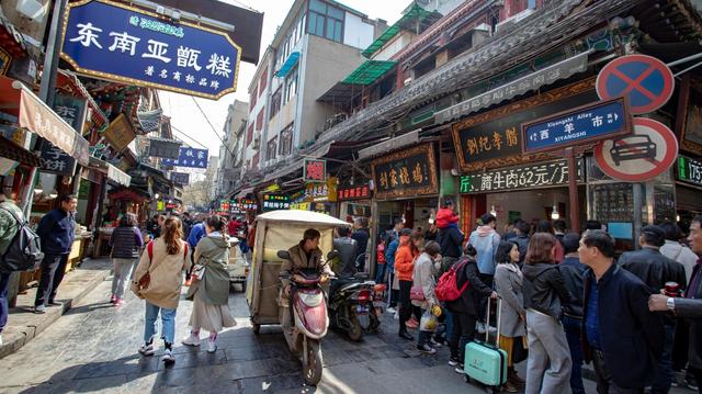 西安擺地攤服裝貨源批發(fā)網(wǎng)在哪里，西安擺地攤服裝貨源批發(fā)網(wǎng)在哪里進貨？