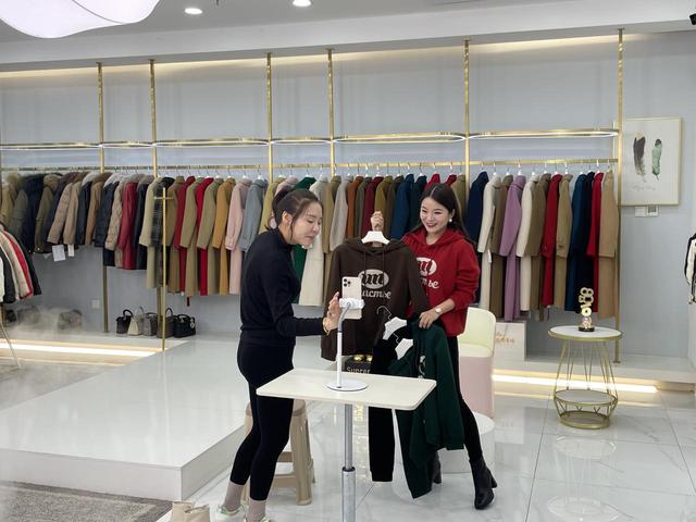 網(wǎng)上直播賣衣服貨源怎么找到，直播賣衣服貨源哪里找？