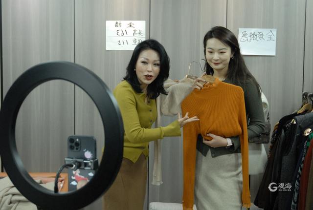備戰(zhàn)“雙11”！24小時直播，主播10秒換件衣服……青島這里真熱鬧