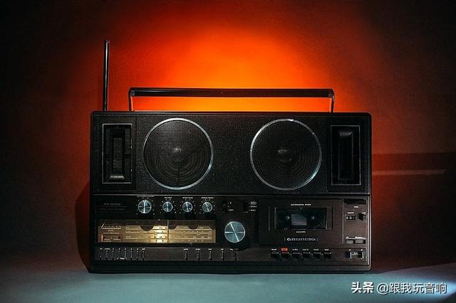 根德RR_3000_這是一款非常獨(dú)特的收錄機(jī)音響，帶有漂亮的調(diào)諧器燈