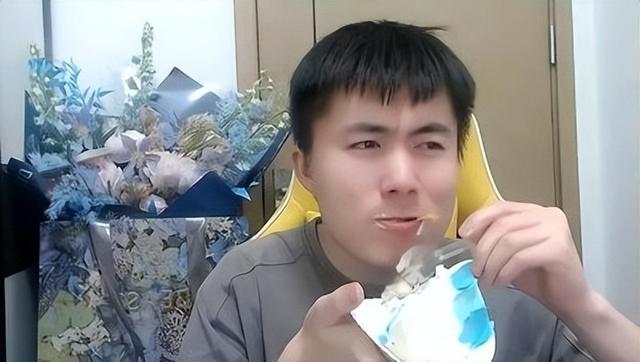 明眸網(wǎng)店賣衣服貨源怎么樣，明眸網(wǎng)店賣衣服貨源怎么樣??？