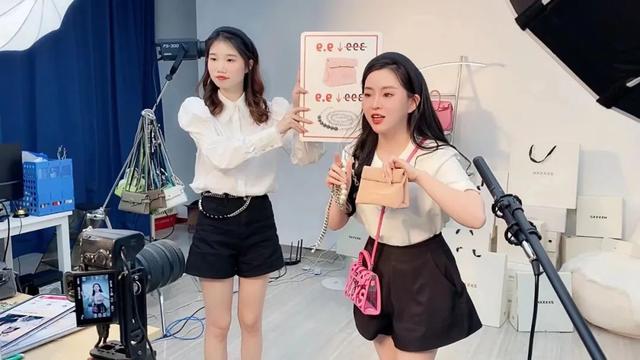武漢服裝網(wǎng)店貨源在哪里找的，武漢服裝批發(fā)市場(chǎng)一手貨源在哪里？