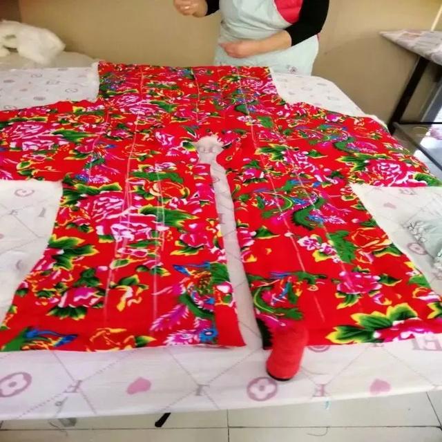 微商賣(mài)服裝貨源怎么找，微商賣(mài)服裝貨源怎么找客戶？