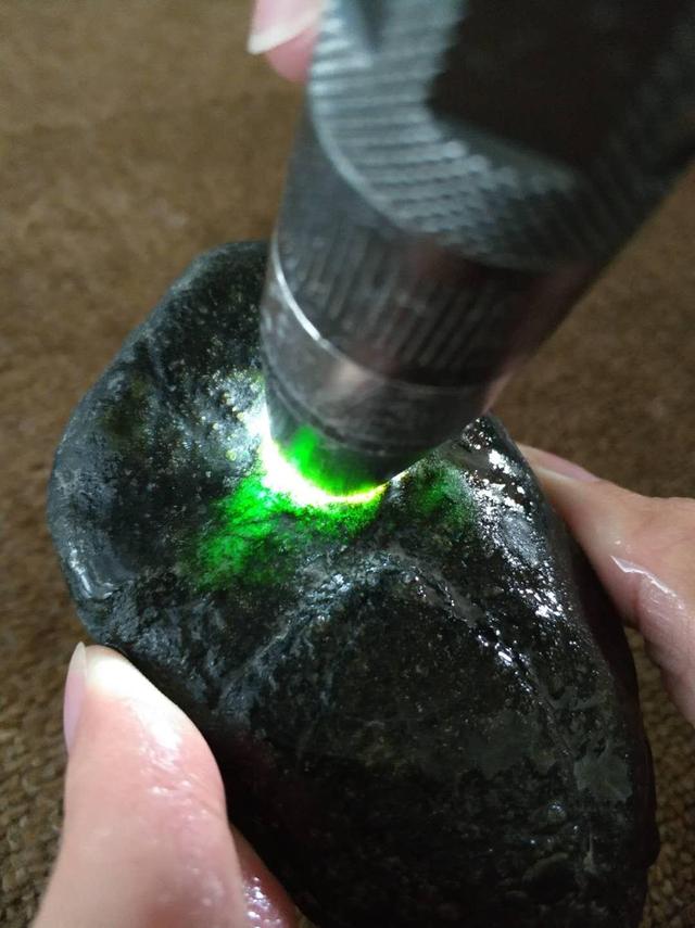 拼多多上的原石毛料是真的嗎，拼多多賣(mài)的玉石原料是真的嗎？