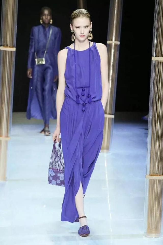 透明衣服，黑色蕾絲？