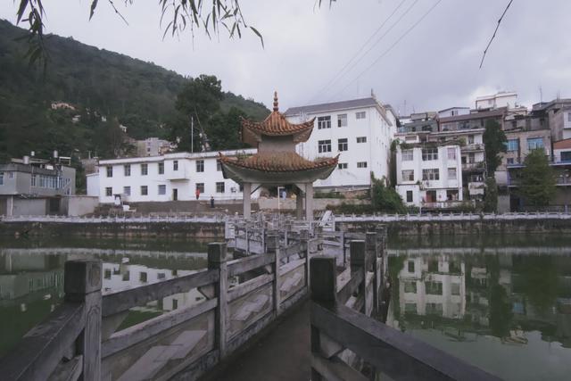 55個(gè)少數(shù)民族的服飾圖片，少數(shù)民族的服飾圖片大全？