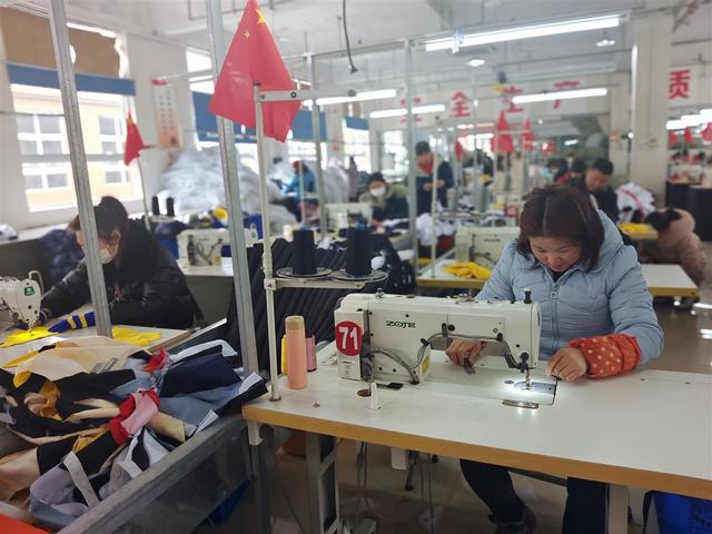 附近服裝廠招聘縫紉工，附近有哪個服裝廠招縫紉工？