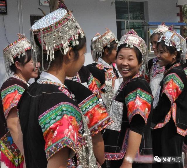 傣族服飾圖片大全圖片欣賞，傣族服飾圖片大全圖片欣賞簡筆畫？
