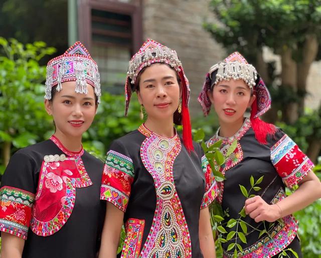 傣族服飾圖片大全簡(jiǎn)筆畫(huà)，傣族服飾圖畫(huà)？